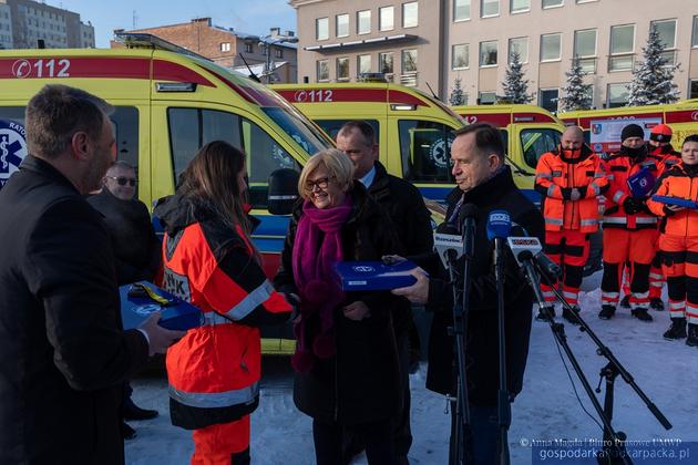 W przekazaniu pojazdów udział wzięli wojewoda Teresa Kubas-Hul, marszałek Władysław Ortyl i wiceprzewodniczący sejmiku Jerzy Cypryś. Fot. Anna Magda