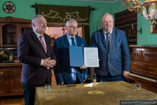 Od lewej przewodniczący sejmiku Jerzy Borcz, wicemarszałek Piotr Pilch i Paweł Bukowski. dyrektor Muzeum Marii Konopnickiej w Żarnowcu