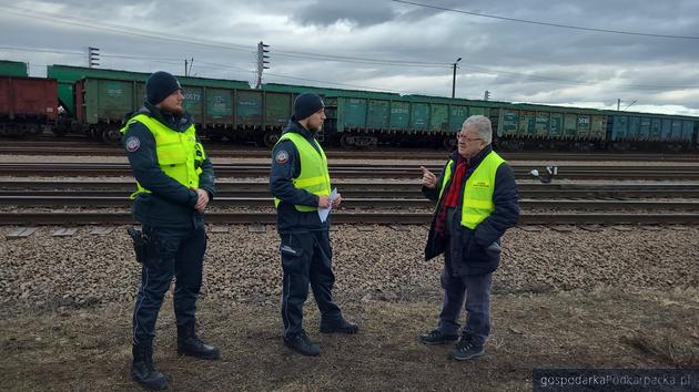 Minister Czesław Siekierski (z prawej) na kolejowym przejściu granicznym w Medycy. Fot. materiały prasowe