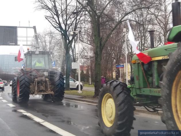 Przejazd kolumny traktorów przez centrum Rzeszowa. Luty 2024. Fot. Adam Cyło 