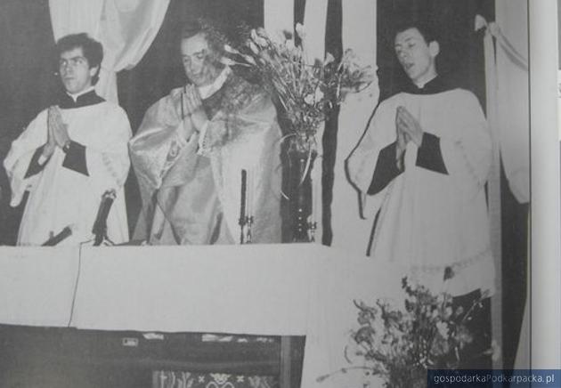 Ksiądz Stanisław Bełza (w środku) odprawia mszę św. podczas strajku rzeszowskiego. Po jego lewej ręce ówczesny diakon Marian Rojek (obecnie biskup), a po prawej ręce ks. Kazimierz Rojek (brat Mariana). Fot.  Aleksander Urbański lub Janusz Witowicz
