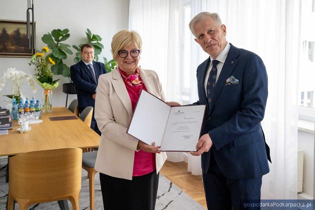 Wojewoda Teresa Kubas-Hul.wręcza powołanie Piotrowi Stabiszewskiemu. Z tyłu stoi prof. Adam Rech. Fot. Jerzy Żygadło, PUW w Rzeszowie