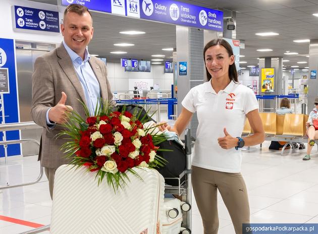 Prezes lotniska Adam Hamryszczak i sportsmenka Anna Wielgosz. Fot. Łukasz Ożóg