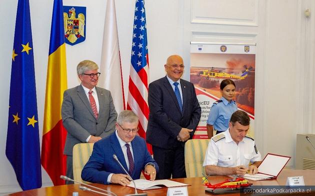 Od lewej kontrakt podpisują: Janusz Zakręcki, prezes i dyrektor naczelny PZL Mielec oraz Cătălin-Paul Dache, szef Inspektoratu Lotnictwa w Rumunii. Fot. PZL Mielec