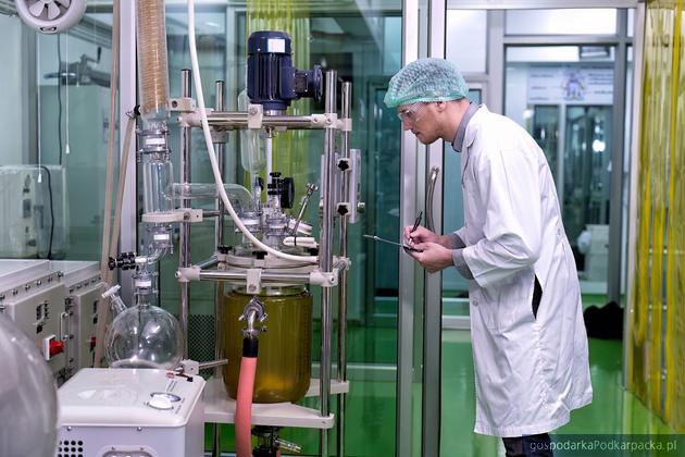 Destylatory i pH-metry laboratoryjne – niezbędne narzędzia w laboratorium
