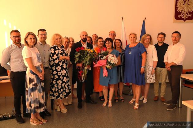 Adam Snarski (w środku z kwiatami) razem z radnymi i współpracownikami