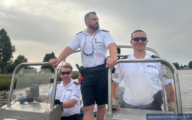 Rzeszowscy policjanci podczas wodnego patrolu. Fot. policja,gov.pl