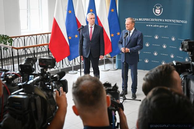  Od lewej minister spraw wewnętrznych i administracji Tomasz Siemoniak i premier Donald Tusk. Fot. policja