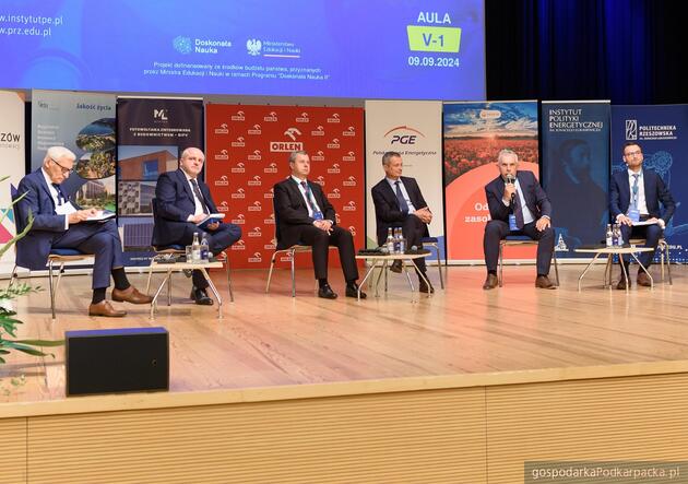 Od lewej: Jerzy Buzek, Paweł Kowal, Rafał Gawin, Zdzisław Gawlik i Grzegorz Onichimowski. Panel prowadził Dominik Brodacki, analityk Polityki Insight i ekspert i ekspert Instytutu Polityki Energetycznej im. Łukasiewicza. Fot. Arkadiusz Surowiec 