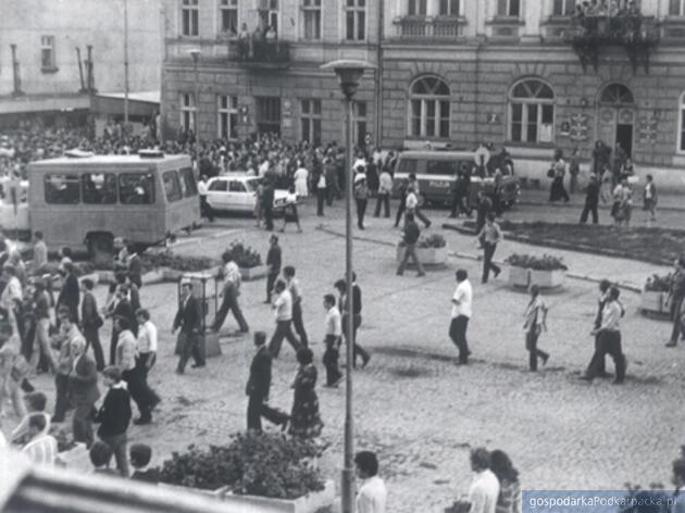 Manifestacja na rzeszowskim Rynku w czasie stanu wojennego. Fot. Służba Bezpieczeństwa (obecnie archiwum Instytutu Pamięci Narodowej)