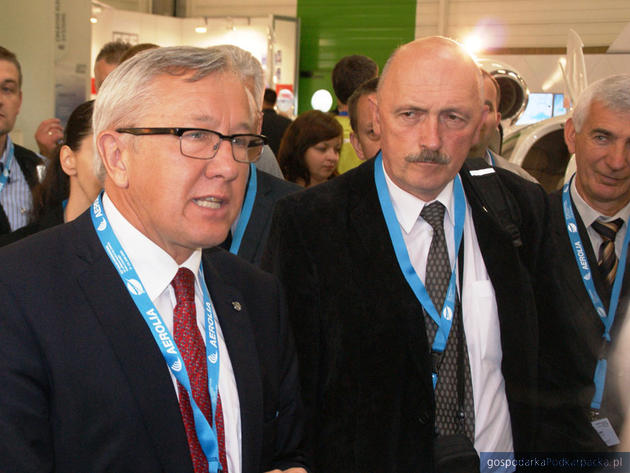 Marek Darecki (pierwszy z lewej) podczas Air Show Paris Le Bourget 2013
