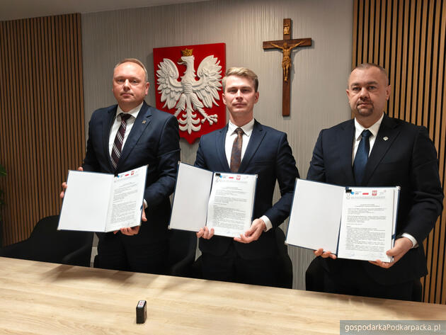 Od lewej prezes Inżynierii Rzeszów Grzegorz Król, wójt Niebylca Eryk Trojanowski i członek zarządu Inżynierii Rzeszów Marcin Sternik. Fot. niebylec.pl