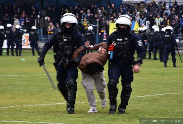 Agresywny kibic został zatrzymany przez policjantów. Fot. KPP Jarosław