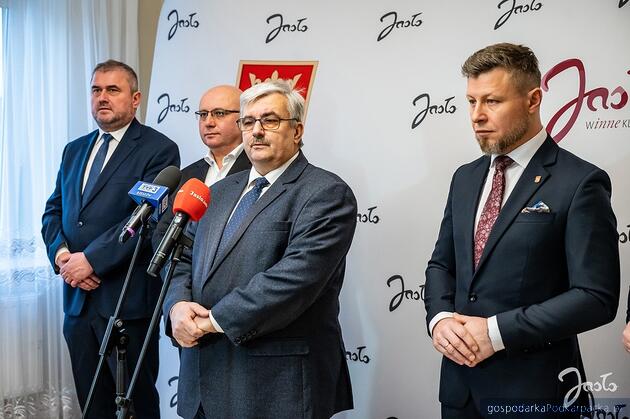 Od lewej wiceminister Stanisław Bukowiec, poseł Adam Dziedzic, dyrektor marek Ustrobiński i burmistrz Jasła  Adam Kostrząb. Fot. um.jaslo.pl 