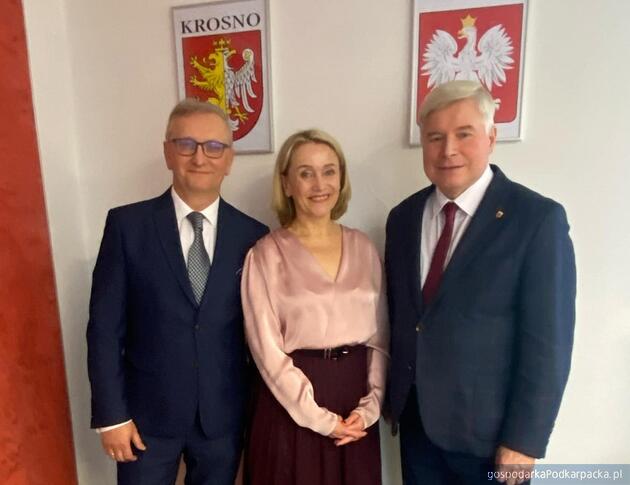 Od lewej wiceprezydent Grzegorz Rachwał, wiceprezydent Miranda Trojanowska i prezydent Piotr Przytovcki. Fot. krosno.pl