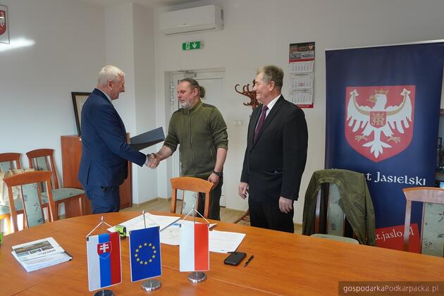 Od lewej starosta jasielski Adam Pawluś, szef FK-Moving Andrzej Bobowski i wicestarosta jasielski Tadeusz Gorgosz 