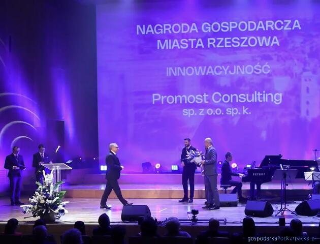 Fot. Promost Consulting (Fb) - przyznanie Nagrody Gospodarczej Miasta Rzeszowa w kategorii Innowacyjność podczas Gali z okazji 671-lecia miasta