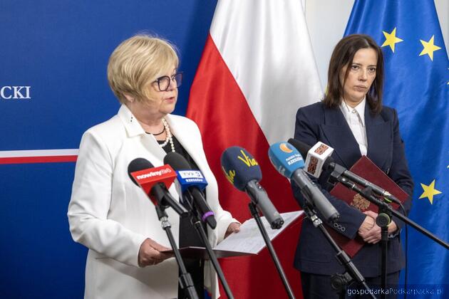 Od lewej wojewoda podkarpacka Teresa Kubas-Hul i Monika Barszcz-Chodkowska, dyrektor Wydziału Infrastruktury w PUW . Fot. Jerzy Żygadło