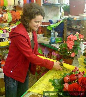 Uczestnicy projektu Centrum DZWONI mogą pracować w różnych miejscach, np. w kwiaciarni. Fot PSOUU