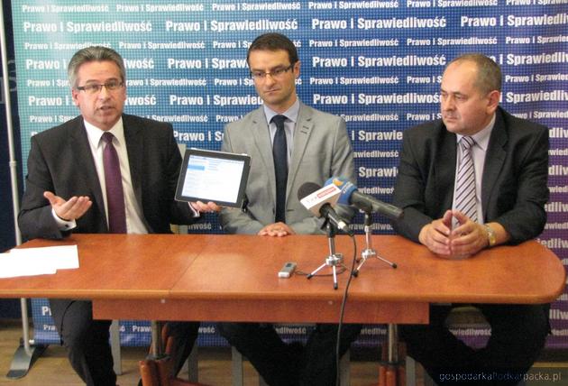 Od lewej Kazimierz Moskal, Tomasz Poręba i Zdzisław Pupa, politycy Prawa i Sprawiedliwości. Fot. Adam Cyło