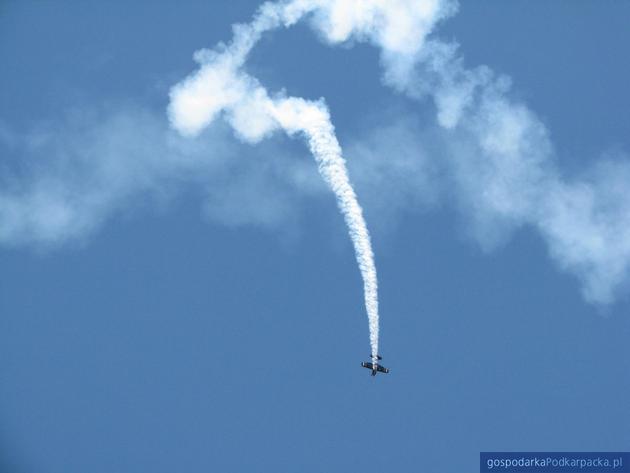 Pokaz akrobacji samolotowych na Sbbachu XA 41. Za sterami Artur Kielak. Fot. Adam Cyło