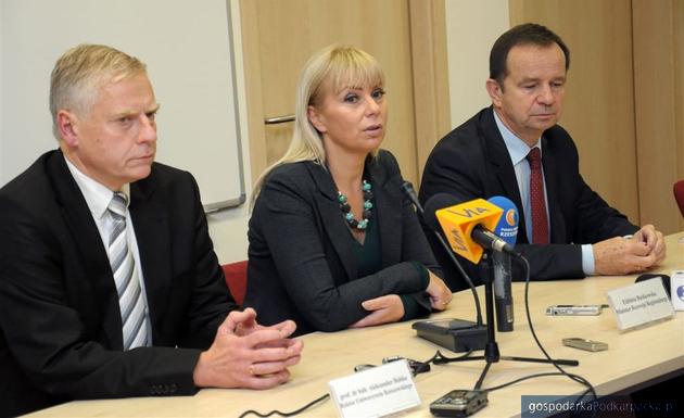 Od lewej prof. Aleksander Bobko, minister Elżbieta Bieńkowska i marszalek Władysław Ortyl. Fot. UR
