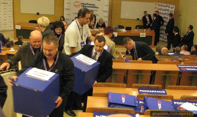 Komisja skrótacyjna z urnami wyborczymi. Fot. Adam Cyło