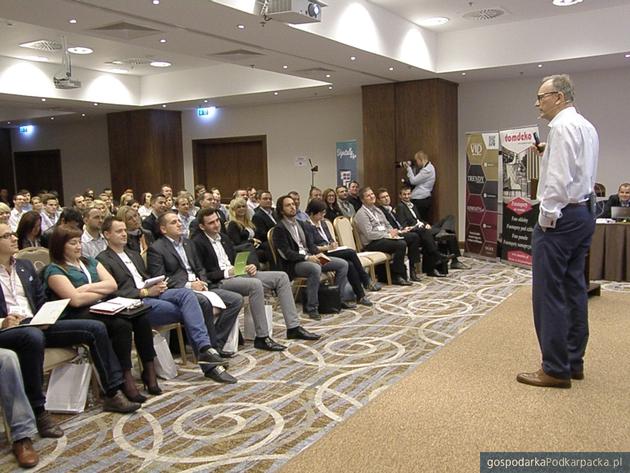 Jacek Walkiewicz, autor programów szkoleniowych dla firm i korporacji podczas Mega Rzeszów Conference 2013. Fot. Rafał Białorucki