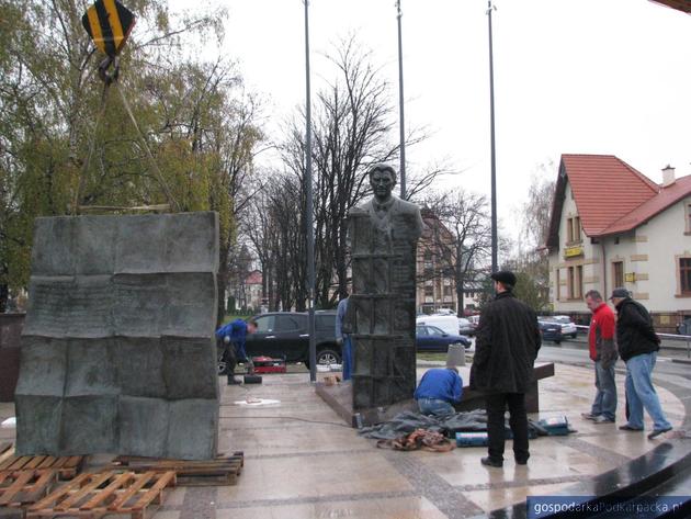 Montaż pomnika Cieplińskiego w Rzeszowie