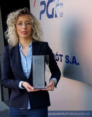 Marlena Skrzydłowska, dyrektor Departamentu Obsługi Klienta PGE Obrót S.A. prezentuje statuetkę „Firma Przyjazna Klientowi”