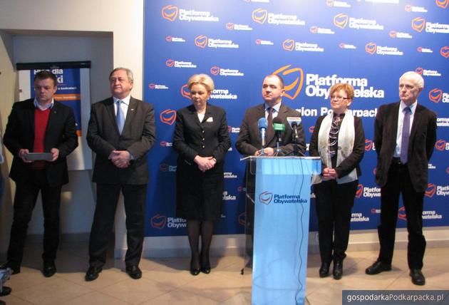 Od lewej Marcin Nowak, szef biura PO, Jan Tomaka, Krystyna Skowrońska, Zbigniew Rynasiewicz, Teresa Kubas-Hul i Andrzej Dec. Fot. Adam Cyło