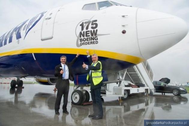 Od lewej prezez Boeing Commercial Airplanes Ray Conner i prezes Ryanair Michael O’Leary podczas Paris Air Show 2013 finalizują umowę na nowe samoloty. Fot. Ryanair