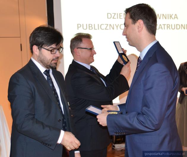 Minister Władysław Kosiniak-Kamysz wręcza Tomaszowi Czopowi pamiątkowy medal „Pro Publico Bono”. Foto: Biuro Promocji i Mediów MPiPS