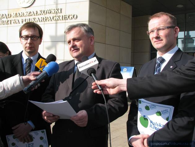 Dziełacze PRJG przed Urzędem Marszałkowskim. Od lewej Ernest Lasota, Stanisław Kruczek i Tomasz Kloc. Fot. Adam Cyło