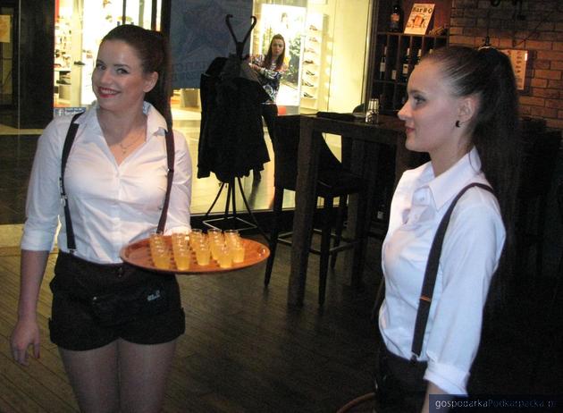 Kelnerki w uniformach. Fot. Adam Cyło
