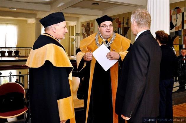 Profesor Artur Mazur (w środku). Fot. Uniwersytet Rzeszowski