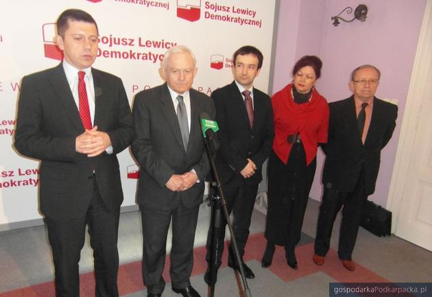 Od lewej    Tomasz Kamiński, Leszek Miller, Daniel Kozdęba, Krystyna Leśniak- Moczuk oraz Janusz Konieczny. Fot. Monika Myśliwiec