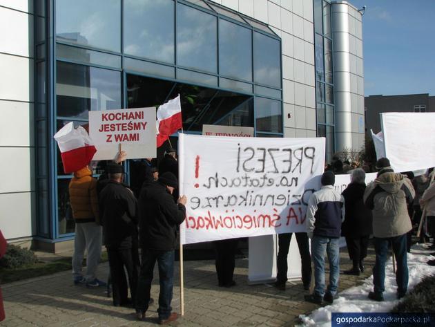 Manifestacja przed siedzibą TVP Rzeszów w lutym 2014 roku. Fot. Adam Cyło