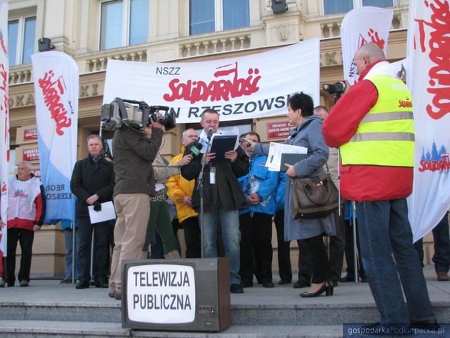 Przy mikrofonie Jacek Lasota, przewodniczący telewizyjnej Solidarności