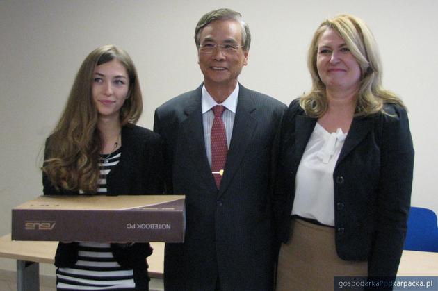 Od lewej laureatak konkursu Katarzyny Martko, ambasador Jack Kuo-Chiang Viang i Elżbieta Łukacijewska. Fot. Adam Cyło