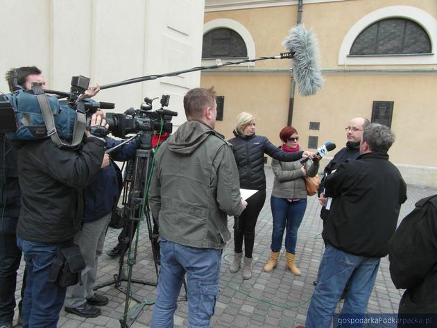Konferencja na Placu Farnym wzbudziła zainteresowanie licznych mediów. Fot. Monika Myśliwiec