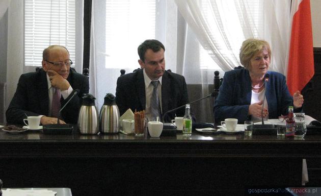 Od lewej prezydent Tadeusz Ferenc, wicedyrektor Paweł Potyrański i dyrektor Stanisława Bęben. Fot. Adam Cyło