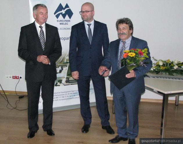 Od lewej: Mariusz Błędowski, dyrektor SSE Euro-Park Mielec, marcin Zieliński, wiceprezes Agencji Rozwoju Przemysłu i Andrzej Bajor - Kazex Plus.