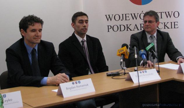 Od lewej członek zarzadu województwa Bogdan Romaniuk, dyrektor Pucharu Świata Robert Brzeziński, wiceburmistrz Kobuszowej Marek Gil. Fot. Adam Cyło