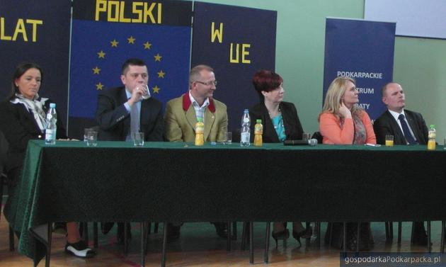 Od lewej Marta Niewczas, Tomasz Kaminski, Tomasz Kloc, Krystyna Wróblewska, Elżbieta Łukacijewska i Dariusz Dziadzio. Fot. Monika Myśliwiec