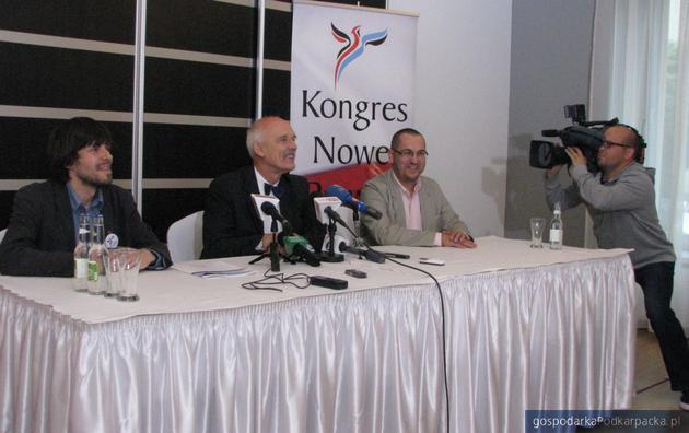Od lewej Lech Walicki, szef Sekcji Młodzieżowej KNP; Janusz Korwin-Mikke, szef KNP; Ireneusz Dzieszko, działacz Prawicy Podkarpackiej, wstepujący do KNP.