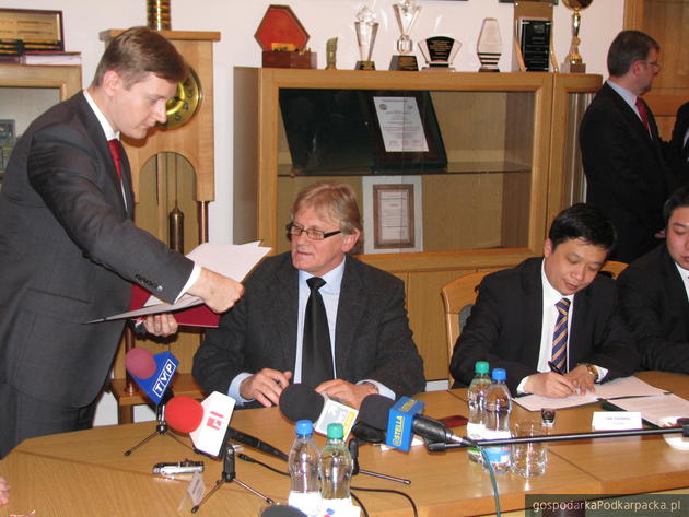 Dokumenty podpisują Mariusz Kunysz z MZZP HSW i Tan Zuozhou z LiuGong Machinery Poland