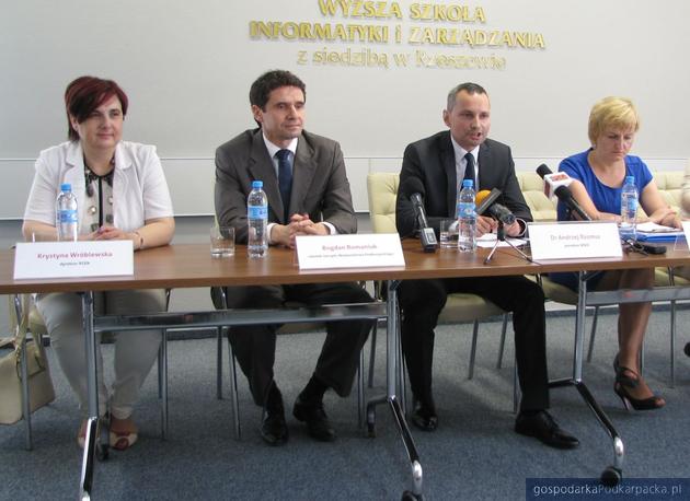 Od lewej Krystyna Wróblewska, Bogdan Romaniuk, dr Andrzej Rozmus oraz nauczycielka z Akademickiego Liceum Ogólnokształcącego Zofia Machnicka. Fot. A. Cyło
