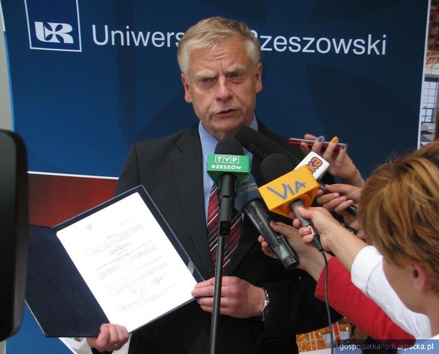 Rektor Aleksander Bobko pokazuje pismo z Ministwerstwa Nauki i Szkolnictwa Wyższego. Fot. Adam Cyło