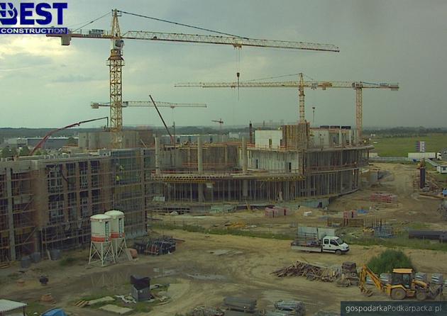 Budowa Centrum Wystawienniczo-Kongresowego w Jasionce. Obraz z kamery worldcam.pl 14 lipca, godz. 15